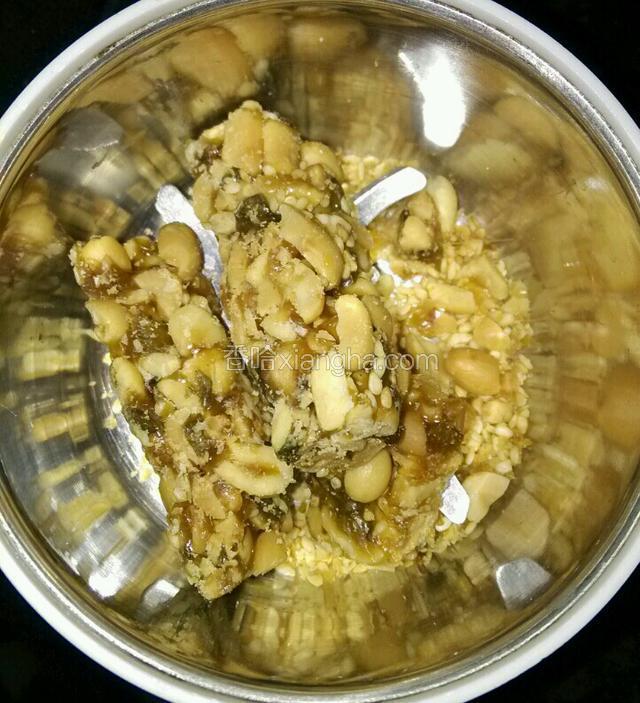 取两根花生糖在料理机磨成粉