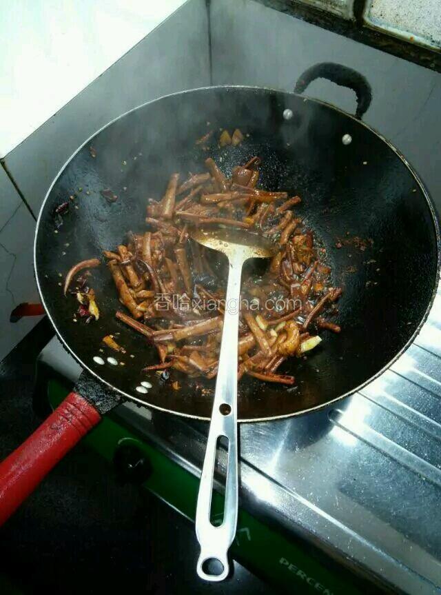 等感觉鱿鱼要熟了的时候，加入大蒜，生姜，味精，芝麻油，然后翻炒几分钟，最后放入酱油就可以出锅了