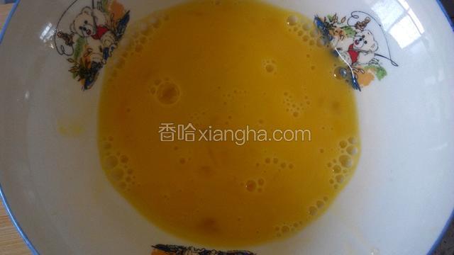 鸡蛋磕入碗里，加少许盐，打均