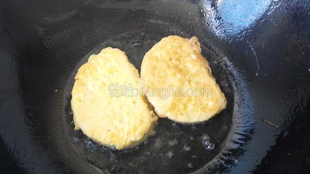 等一面煎黄，翻另一面