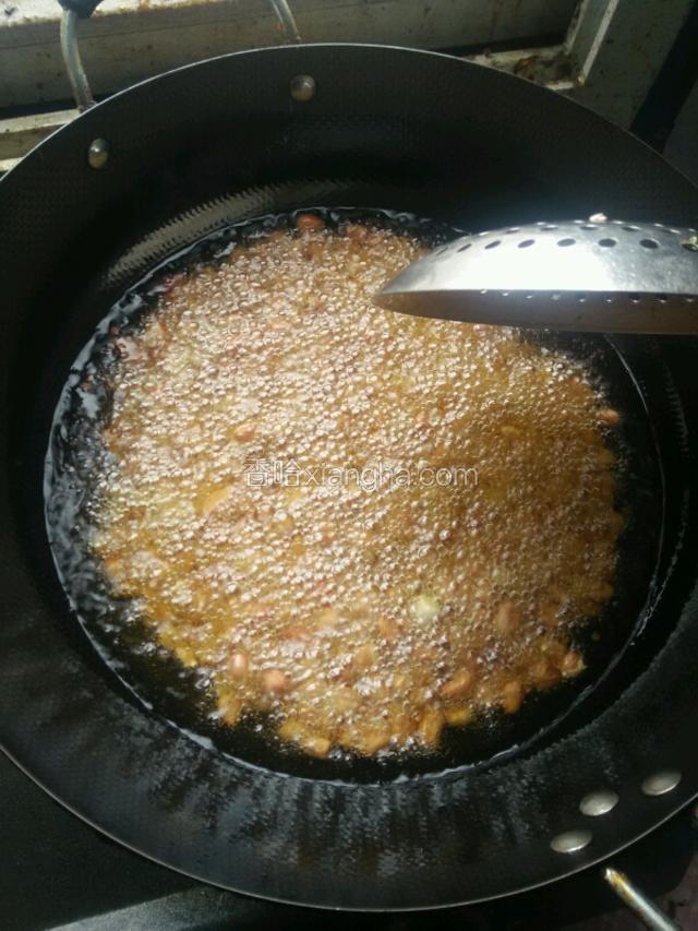 酥的过程中会锅内冒许多小泡:只需5分钟就把火关掉:用漏勺将花生米捞出装盆:当然撒上少许的盐拌匀那就更美味香了: