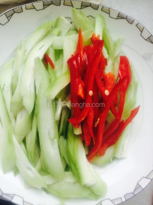 去皮后的丝瓜切片 红椒切丝