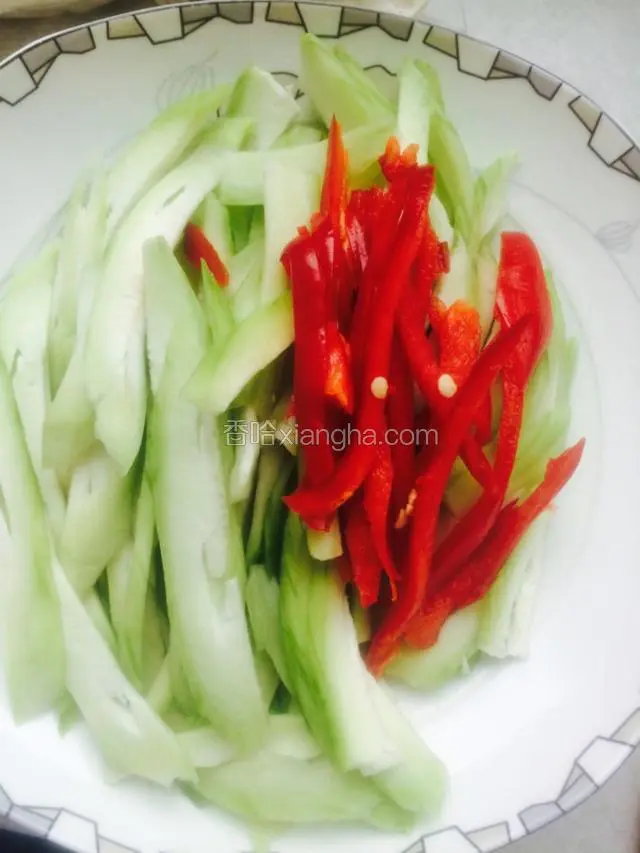 去皮后的丝瓜切片 红椒切丝