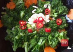 胡萝卜炒西兰花的做法图解5