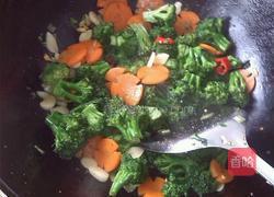 胡萝卜炒西兰花的做法图解6