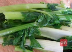 芹菜牛肉包子。的做法图解1