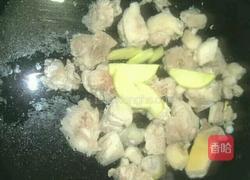 土豆鸭肉炖粉丝的做法图解2