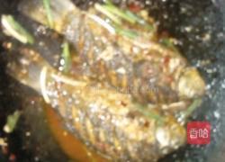 湘妹子烧鲫鱼的做法图解4