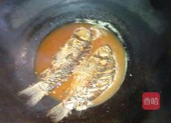 湘妹子烧鲫鱼的做法图解3