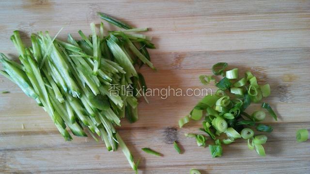 萝卜洗净，切片，再切丝；葱洗净，切葱花。