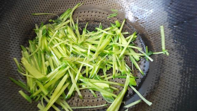炒出葱香味，放入萝卜丝