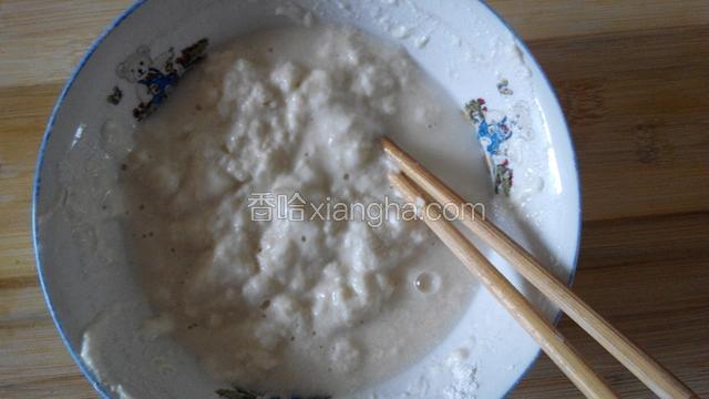 碗里放适量面粉，慢慢加清水搅拌到无干面，不要过度搅拌，有面疙瘩就好