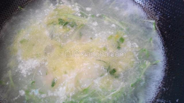 锅里水开，倒入面浆