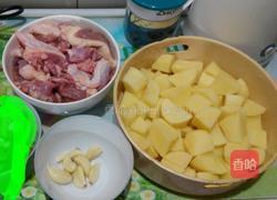 土豆焖鸭的做法图解1