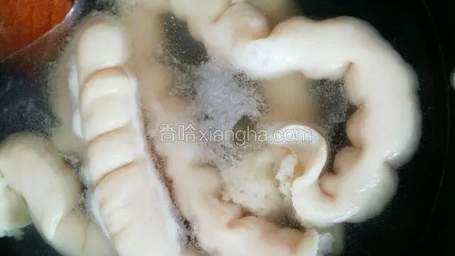 先把大肠反复几次冲洗，用盐反复弄了三次，用生粉弄了两次，最后再用料酒泡十分钟，去除大肠的味道，反复洗好后，锅里煮20分钟,