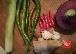 尖椒炒肥肠的做法图解1