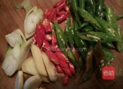 尖椒炒肥肠的做法图解2