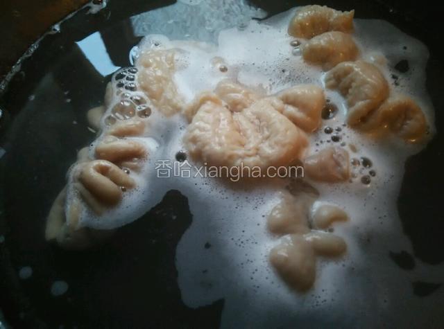 把买来的肥肠半成品用盐和醋用力搓洗翻过来把油和丝去掉，清洗干净，放锅里加入盐糖老卤花椒八角桂皮香叶黄酒姜片大火煮十分钟在焖二十分钟！