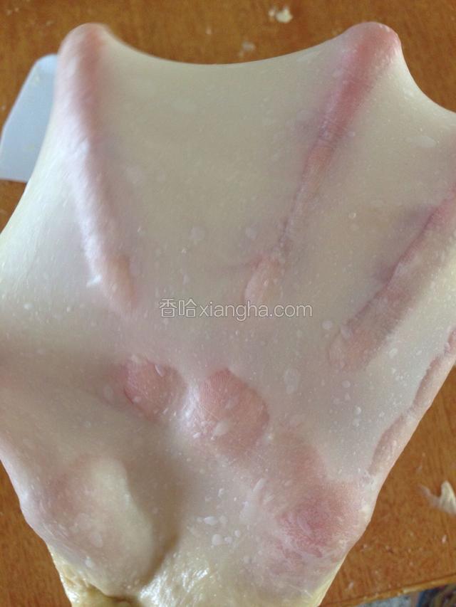 加入除黄油外其它所有材料，揉至能拉出大片厚膜（会有点粘手，千万不要加粉）加入黄油继续揉至完全阶段。