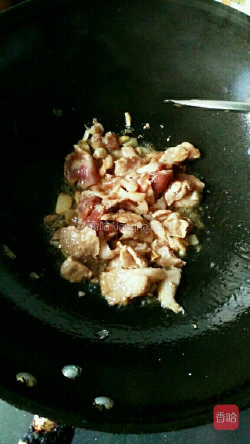 油热，煸蒜，滑肉片。