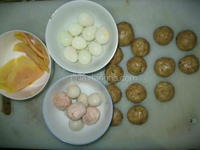 手带薄膜手套沾食用油搓好肉圆，如图。