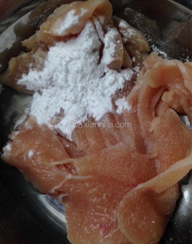 如图所示：切好的鸡片放入不锈钢盆里，加入少许料酒，少许盐，少许生粉，顺一个方向搅拌均匀就可以了。(鸡脯肉比较嫩，浆的时候不需要用太大劲。)