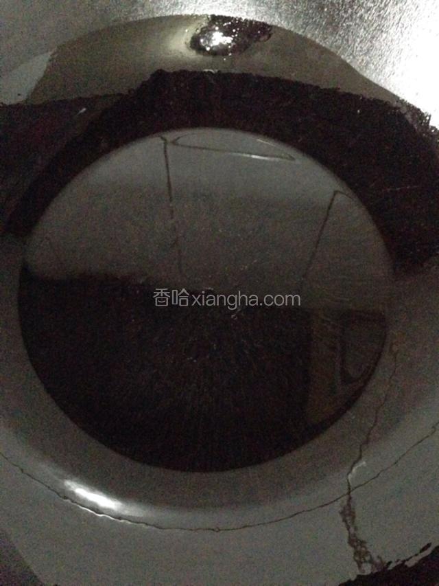 如图所示：炒锅里加入适量的食用油(需要比平时炒菜略微多一点)
(注意：冷锅加油)