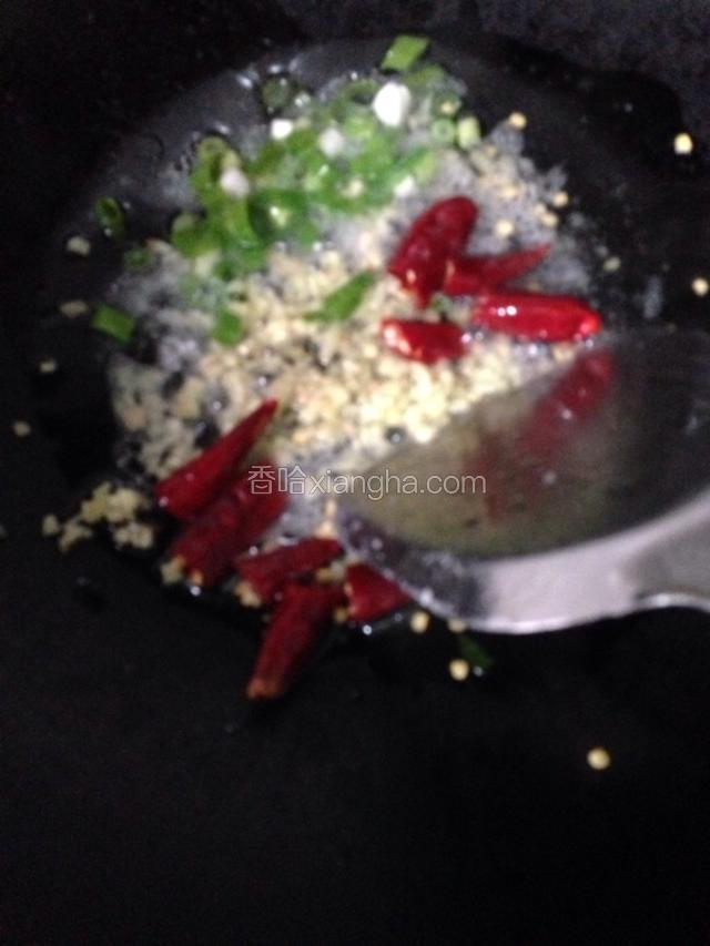 如图所示：炒锅里加入少许食用油，把姜末，葱花，干辣椒一起放下去煸炒。