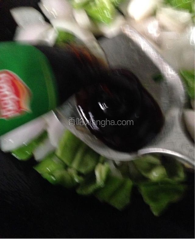 如图所示：把事先炒好的鸡片倒入炒锅里，加入适量的蚝油，翻炒