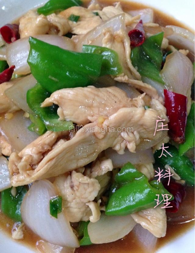 如图所示：一份美味可口的蚝油鸡片出锅装盘。