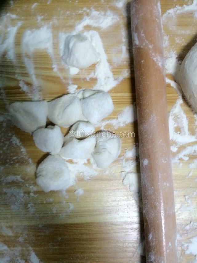 擀皮包饺子。