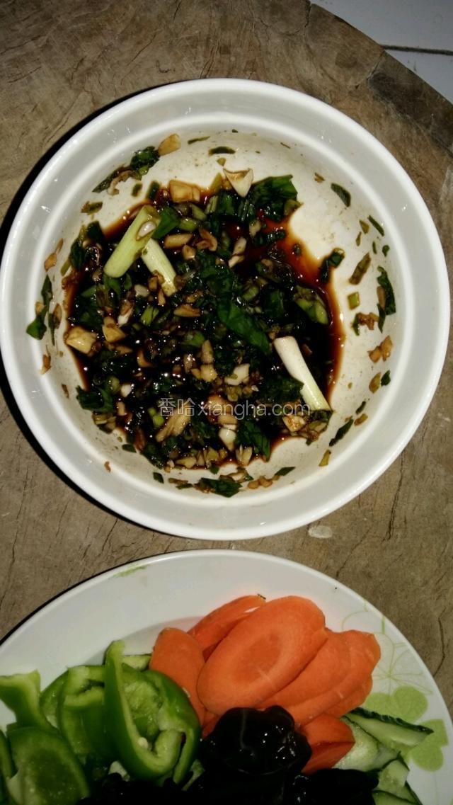 辅料准备好，酱油1勺，料酒2勺，盐1勺，十三香，鸡精适量，然后加葱姜蒜末拌好备用