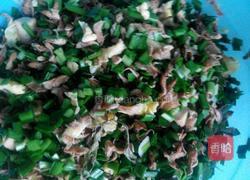 槐花韭菜鸡蛋包子的做法图解2