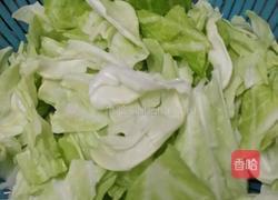 干煸虾皮炒卷心菜的做法图解1