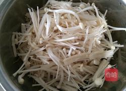 金针菇煎蛋的做法图解1