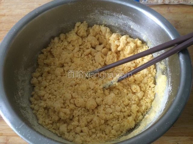 用滚开的水（约90克）倒入面中搅拌成散干饭样儿。