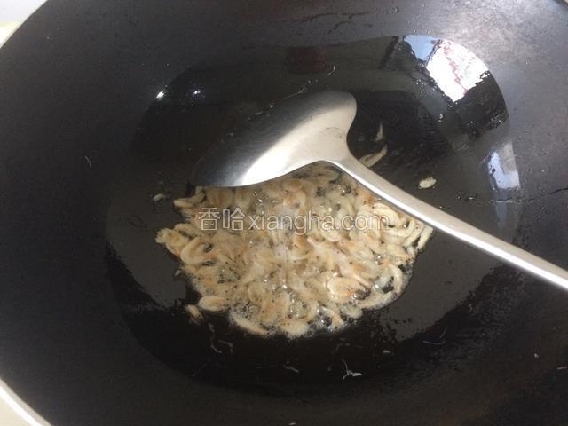 等面凉的空儿，将油烧三成热放虾皮煸香取出。