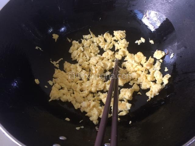 将鸡蛋打散倒入剩下的油锅用筷子迅速搅拌成小颗粒取出。（剩下半个鸡蛋的量）