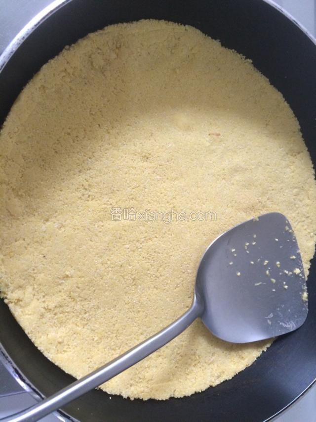 中间部分用手按平（要用些力，怕烫的话手粘凉水）边缘用菜铲按实，手蘸水均匀地弹些水滴，（有喷雾壶更好）