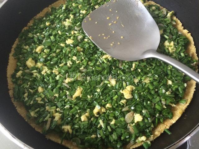 迅速将馅料到在饼上，迅速摊平加盖焖10分钟就熟了