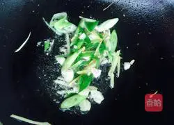 Illustration of how to make stir-fried lettuce 3