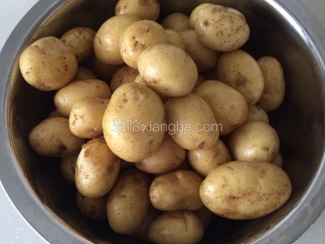 小土豆（一般直径小于三厘米）清洗干净，不要去皮；