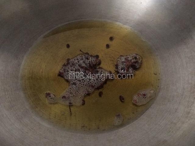锅里多放些植物油，小火加热，里面放八角和花椒粒，炸出香味；
