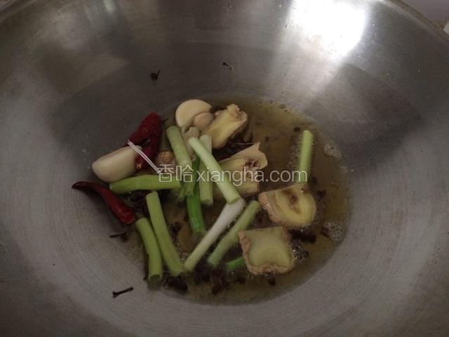 放入干红辣椒、葱姜蒜，炒出香味；