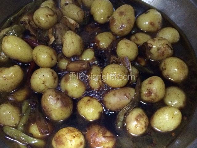 再小火慢慢炖煮，使小土豆入味，逐渐变皱；