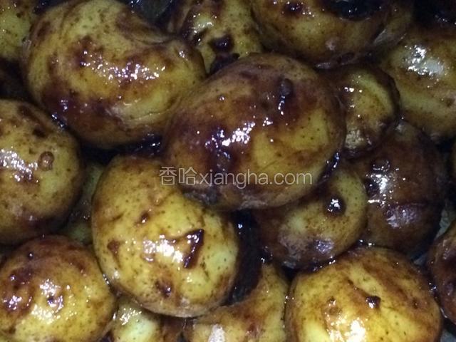 炒至酱汁全部粘稠后关火，盛出即可食用；放凉后冷藏后食用效果更佳。