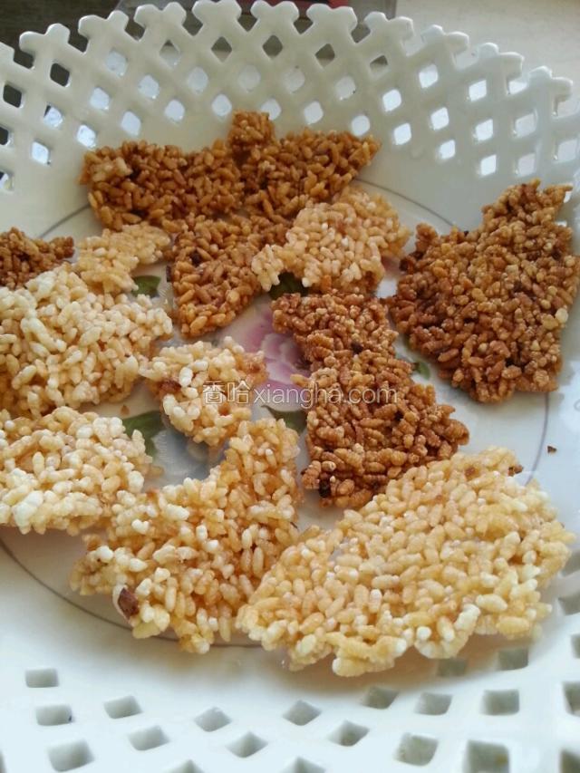 锅巴掰成小块铺盘垫底。用糖，酱油，香醋调汁备用。