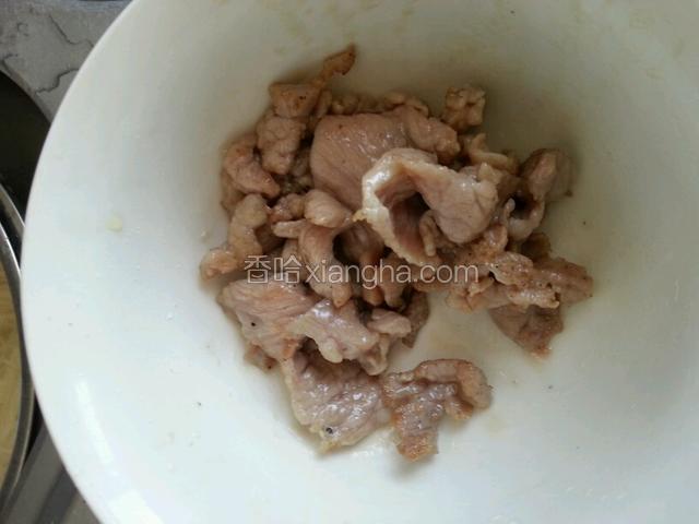 热锅凉油，滑炒肉片，变色后捞出备用。