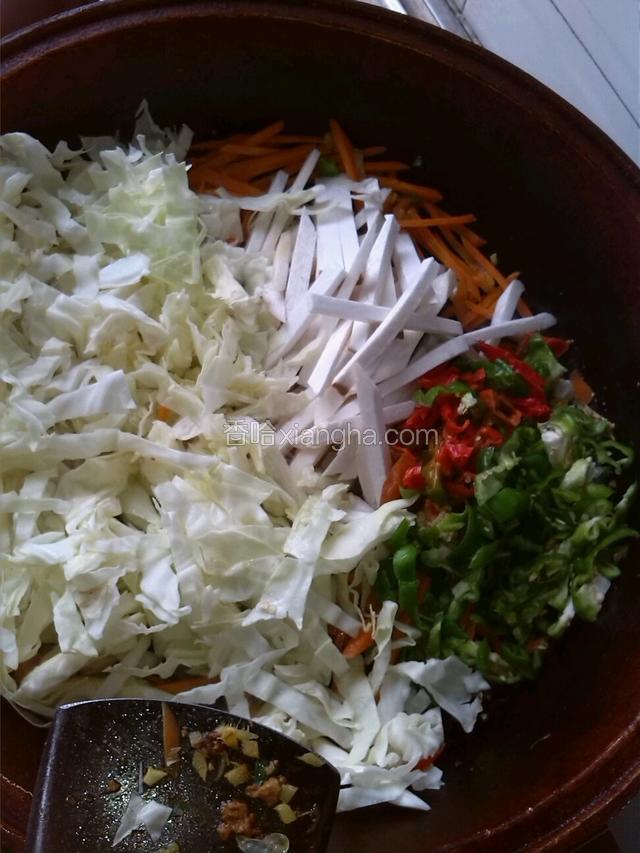 倒入青红椒、花白、鸡腿菇翻炒