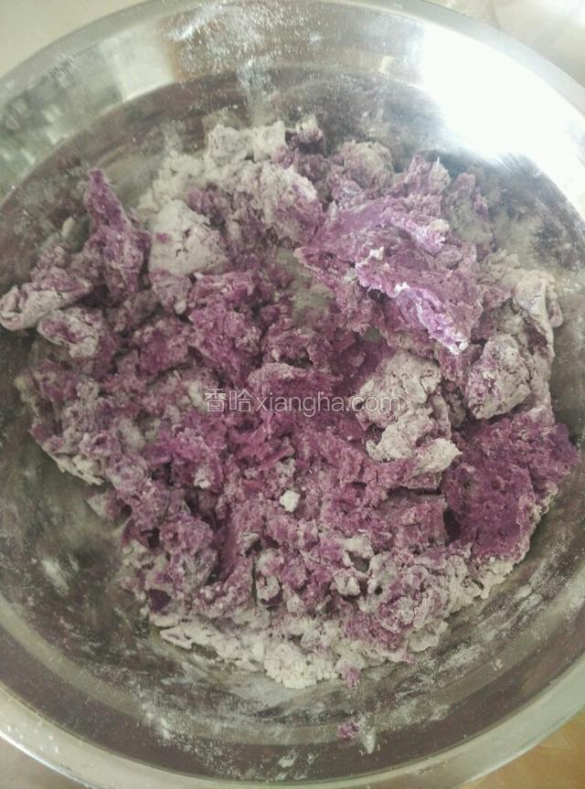 紫薯泥加入面粉，搅拌下